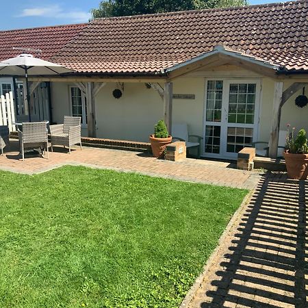Woodpecker Cottage At Frog Trotters Cottages Hartpury Екстериор снимка